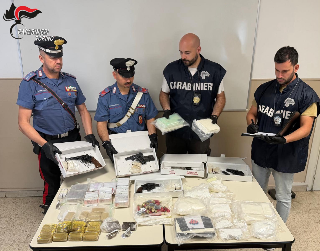 Un arsenale di armi e 16 chili di droga sotterrati nei boschi, due arresti